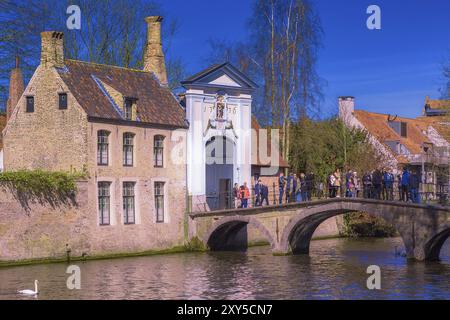 Bruges, Belgique, 10 avril 2016 : vue sur le canal et le pont avec les touristes près de St Elisabeth, Europe Banque D'Images