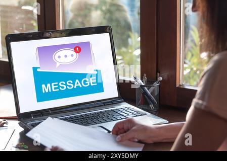 Écran d'ordinateur portable affichant un concept de message Banque D'Images
