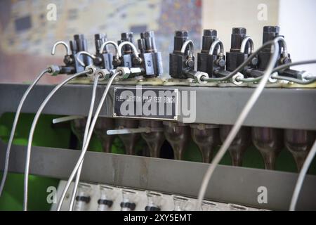 Gros plan sur le banc d'essai de la pompe à carburant diesel haute pression en cours de travail Banque D'Images