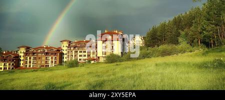 Ville d'été all seasons resort bulgare Bansko, Bulgarie avec des maisons en bois et de bannière arc-en-ciel panorama Banque D'Images