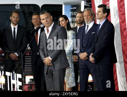 Miles Teller, Taylor Kitsch, Josh Brolin, Jeff Bridges, Jennifer Connelly, Dierks Bentley, Joseph Kosinski et James badge Dale au pré de Los Angeles Banque D'Images