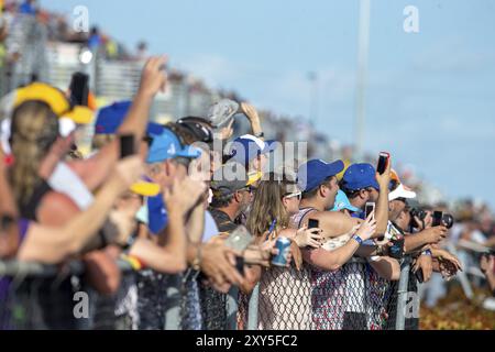 18 novembre 2018, Homestead, Floride, États-Unis : les fans montent sur scène pour les présentations de pilotes au Ford 400 au Homestead-Miami Speedway à Homestead, Banque D'Images