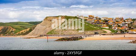 Royaume-Uni Angleterre, Dorset, Bridport, West Bay, maisons et falaises de la côte jurassique, panoramique Banque D'Images