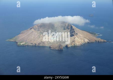 Vue aérienne de l'île blanche volcanique au large des côtes de Nouvelle-Zélande Banque D'Images