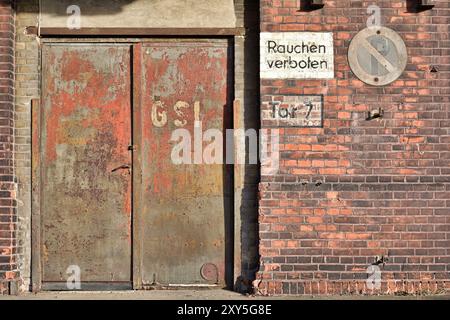 Vieille porte rouillée sur un bâtiment industriel abandonné à Magdebourg Banque D'Images