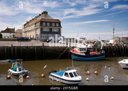 Royaume-Uni Angleterre, Dorset, Bridport, West Bay, Pier Terrace appartements en bord de mer au-dessus du port à bas TID Banque D'Images