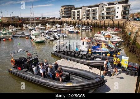 Royaume-Uni Angleterre, Dorset, Bridport, West Bay, port, passagers sur le bateau charter Lyme Bay Rib Banque D'Images