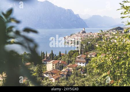 Joli village italien idyllique et lac capturé d'en haut. Malcesine au lago di Garda Banque D'Images