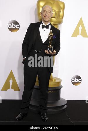 J.K. Simmons à la 87e cérémonie annuelle des Oscars, salle de presse, tenue au Loews Hollywood Hotel à Hollywood le 22 février 2015. Crédit : Lumeimages.com Banque D'Images