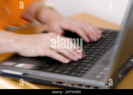 Mains de femmes sur un clavier d'ordinateur portable Banque D'Images