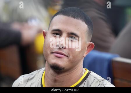 Louis, États-Unis. 27 août 2024. San Diego Padres Manny Machado sourit aux fans dans les gradins avant le début du match contre les nouveaux Louis Cardinals au Busch Stadium à formé Louis le 27 août 2024. Photo de Bill Greenblatt/UPI crédit : UPI/Alamy Live News Banque D'Images