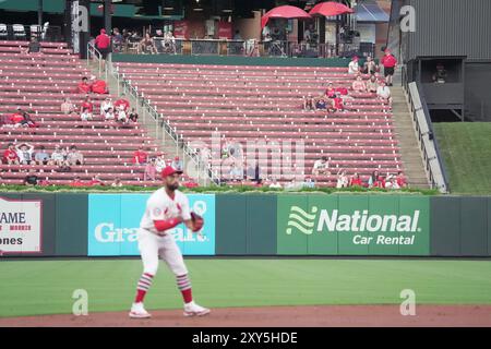 Louis, États-Unis. 27 août 2024. José Fermin, troisième joueur de base des Louis Cardinals, se tient prêt pour le terrain en deuxième manche car les tribunes du Busch Stadium sont loin d'être pleines, contre les Padres de San Diego en un Louis le mardi 27 août 2024. La fréquentation moyenne au Busch Stadium est tombée à environ 15 000 personnes par match. Photo de Bill Greenblatt/UPI crédit : UPI/Alamy Live News Banque D'Images