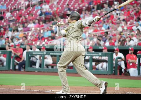 Louis, États-Unis. 27 août 2024. San Diego Padres Manny Machado balançait, frappant un home run en solo en deuxième manche contre les nouveaux Louis Cardinals au Busch Stadium à formé Louis le 27 août 2024. Photo de Bill Greenblatt/UPI crédit : UPI/Alamy Live News Banque D'Images