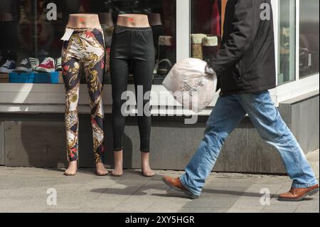 Passe-bas sans tête avec 2 mannequins coupés en deux Banque D'Images