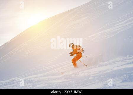 Athlète de ski dans une poudre de neige fraîche se précipite sur la pente de neige. Le concept des sports de ski d'hiver Banque D'Images