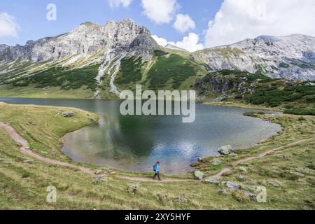 Paysage de montagne : des montagnes Rocheuses, le lac d'eau clair et bleu ciel nuageux Banque D'Images