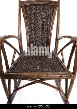 Résumé gros plan du mobilier en osier bambou rocking chair isolé sur fond blanc Banque D'Images