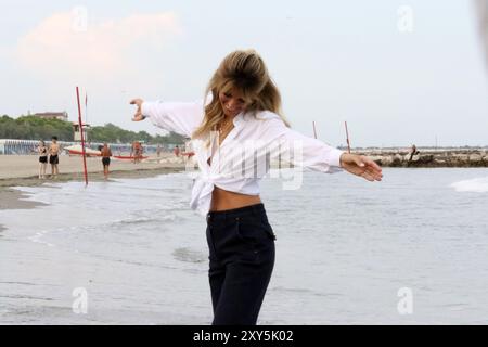 Italie, Lido di Venezia, 27 août 2024 : L'hôtesse du Festival Sveva Alviti assiste à la conférence photo patronne lors du 81e Festival international du film de Venise le 27 août 2024 à Venise, Italie. Photo © Ottavia Da Re/Sintesi/Alamy Live News Banque D'Images