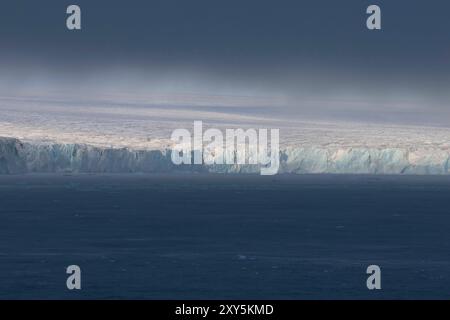 Glacier Austofonna avec ses pentes abruptes surplombant la mer, îles Svalbard Banque D'Images