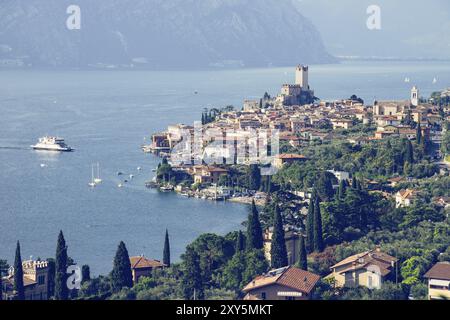 Joli village italien idyllique et lac capturé d'en haut. Malcesine au lago di Garda Banque D'Images