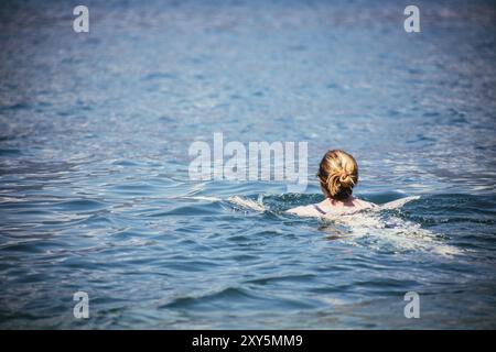 Maison de vacances : sport femme nage dans l'eau bleue Banque D'Images