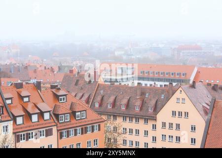 Vue aérienne de maisons à Nuremberg, en Franconie pendant temps de brouillard en Bavière Banque D'Images