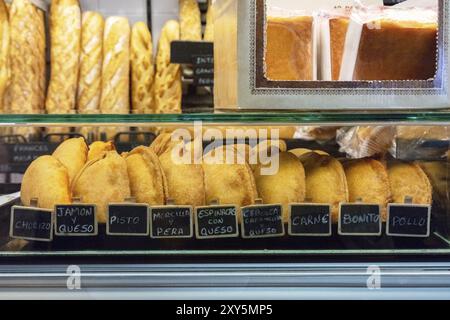 Une photo de empanadas, pâtisserie traditionnelle avec différentes garnitures, sur l'affichage à un marché d'alimentation Banque D'Images