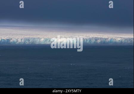 Glacier Austofonna avec ses pentes abruptes surplombant la mer, îles Svalbard Banque D'Images