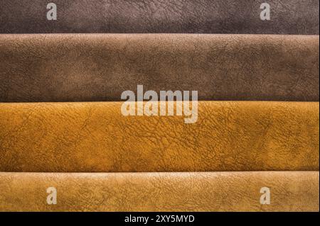 Échantillons colorés et lumineux de tissus de meubles et de tissus d'ameublement. Gros plan d'une palette de bandes abstraites textiles de différentes couleurs Banque D'Images