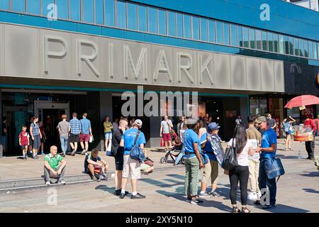 Touristes et résidents devant une succursale du discounter de mode Primark sur Alexanderplatz à Berlin Banque D'Images