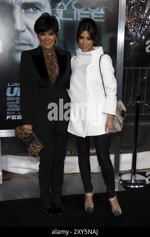 Kim Kardashian et Kris Jenner à la première de "Unknown" à Los Angeles au Mann Village Theatre à Westwood le 16 février 2011. Crédit : LUM Banque D'Images