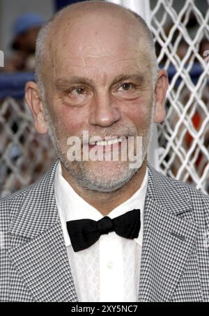 HOLLYWOOD, CA, le 30 SEPTEMBRE 2010 : John Malkovich à la première de 'Secretariat' à Los Angeles qui s'est tenue au El Capitan Theater à Hollywood, États-Unis, le 7 septembre 2016 Banque D'Images