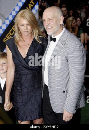 HOLLYWOOD, CA, 30 SEPTEMBRE 2010 : John Malkovich et Peta Wilson à la première de 'Secretariat' à Los Angeles au théâtre El Capitan à Holly Banque D'Images