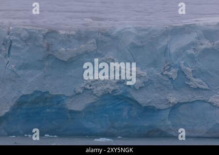 Glacier Austofonna avec ses pentes abruptes surplombant la mer, îles Svalbard Banque D'Images