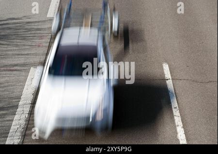 Voiture rapide avec remorque sous surveillance Banque D'Images