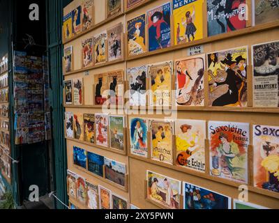 Cartes postales, Galerie Butte Montmartre, Boutique vendant des tirages de Paris, Art, Paris, France, Europe, UE. Banque D'Images