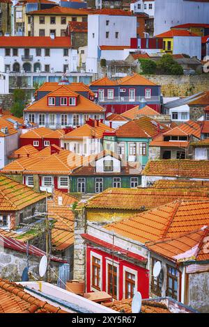 Porto, Portugal Ribeira Vue aérienne de la vieille ville avec des maisons traditionnelles Banque D'Images