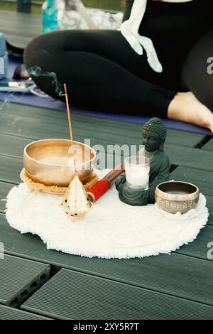 Figurine de Bouddha assise sur les cours de yoga. Équilibre et énergie calme. Bols chantants. Yoga le matin Banque D'Images