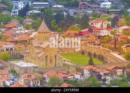 L'ancienne capitale de la Géorgie, la ville de Mtskheta vue panoramique aérienne avec la cathédrale Svetitskhoveli Banque D'Images