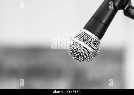 Microphone noir sur trépied. Situation de l'entretien, espace de copie Banque D'Images