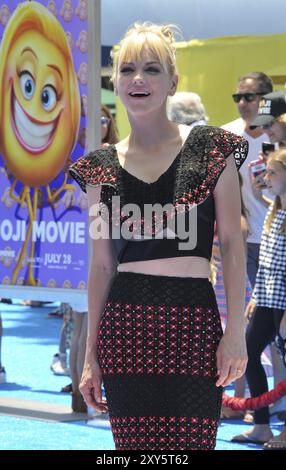 Anna Faris à la première de Los Angeles de 'The Emoji Movie' au Regency Theatre de Westwood, USA le 23 juillet 2017 Banque D'Images