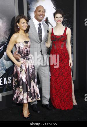 Carla Gugino, Dwayne Johnson et Alexandra Daddario lors de la première de « San Andreas » à Los Angeles au TCL Chinese Theatre IMAX à Hollywood, aux États-Unis Banque D'Images