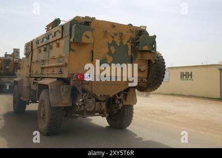 Dlib, Syrie. 10 mars 2020. Un convoi turc de véhicules militaires entre en Syrie par le terminal de Kafr Lusin situé près du terminal de Bab Al-Hawa dans le nord d'Idlib. La colonne s’est dirigée vers les postes d’observation turcs situés dans la zone de « désescalade » à Idlib pour renforcer un grand nombre de véhicules militaires turcs et de soldats déployés dans la région ces dernières semaines. La Turquie a continué d’envoyer davantage de renforts militaires dans la zone de « désescalade » depuis que le nouveau cessez-le-feu dans la région est entré en vigueur vendredi dernier, à la suite d’une réunion de six heures entre le président russe Poutine et son turc Banque D'Images