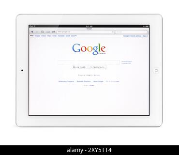 Tablette Apple iPad 2 avec moteur de recherche Google page d'accueil sur son écran. Isolé avec chemin de détourage sur fond blanc Banque D'Images