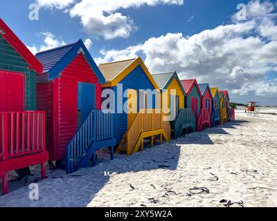 Les cabanes emblématiques de Muizenberg Beach pour les gens à changer en maillots de bain situés sur Muizenberg Beach, Cape Town, Afrique du Sud Banque D'Images