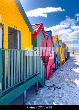 Les cabanes emblématiques de Muizenberg Beach pour les gens à changer en maillots de bain situés sur Muizenberg Beach, Cape Town, Afrique du Sud Banque D'Images