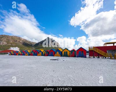 Les cabanes emblématiques de Muizenberg Beach pour les gens à changer en maillots de bain situés sur Muizenberg Beach, Cape Town, Afrique du Sud Banque D'Images
