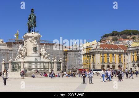 Lisbonne, Portugal, 27 mars 2018 : Praca do Comercio ou place du commerce, les gens et le château Saint-Georges sur la colline, Europe Banque D'Images