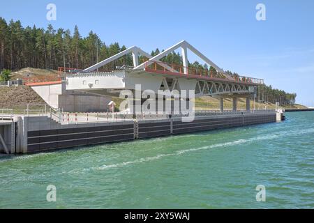 Photo du pont tournant sur le canal de la Vistule Spit (Mierzeja Wislana), Pologne. Banque D'Images