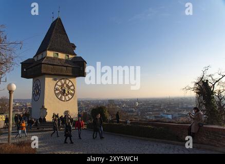 Graz, Styrie, Autriche, 20.01.2019 : Château Schlossberg montagne à Graz, les gens marchant passent la tour de l'horloge jusqu'au sommet de la montagne. Vue à Graz ville Banque D'Images